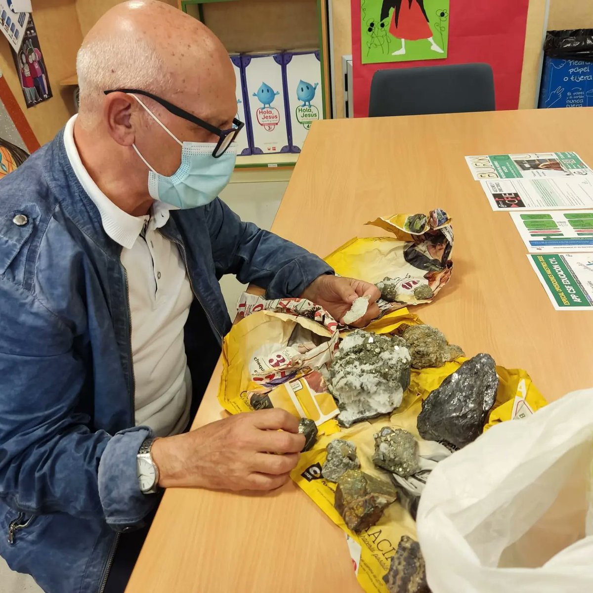 Ayer nos visitó Roberto Llana Secades, experto geólogo y profesor de muchos de nosotros en la Escuela Universitaria de Magisterio. Estuvo clasificando diversas rocas que han aparecido en nuestro cole. Un placer volver a verlo y contar con su colaboración.