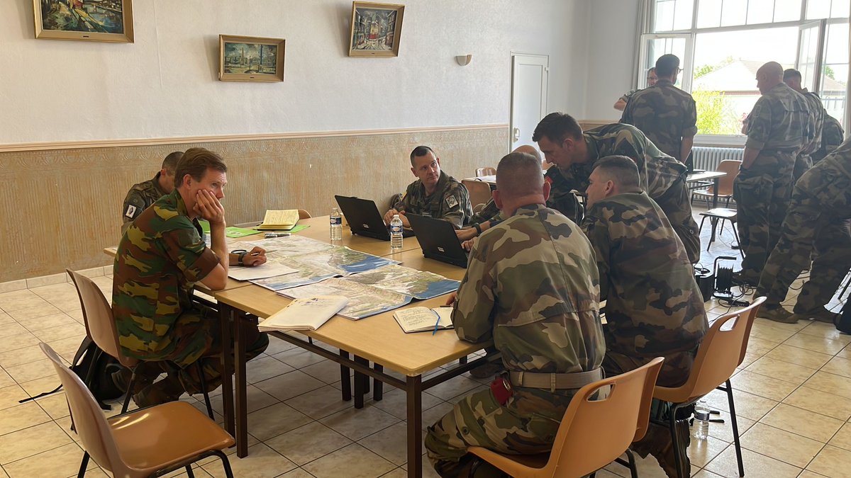 COM_ECIA's tweet photo. [#SCORPION] Second jour du SFS : les futurs primo-formateurs des #forcesterrestres, désormais imprégnés de la doctrine #SCORPION, mettent en pratique leurs nouveaux acquis au cours d'exercices concrets basés sur une vignette tactique de niveau #GTIA conçue par la #DEPCIA. https://t.co/DapEaaojx8