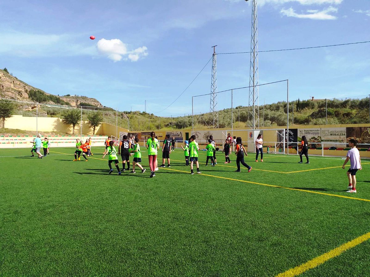 DipgraDXT's tweet photo. Moraleda de Zafayona acogió el viernes 13 de mayo en su campo de fútbol una jornada de Rugby Tag 🏉🏉 de los Juegos Deportivos Escolares de la Diputación con la participación de unos 110 niños de la zona de Poniente

#rugbygranada #rugbytag #moraledadezafayona https://t.co/seRyhQoMlR