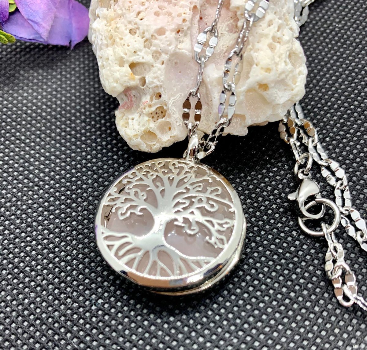 rofmanp's tweet photo. Excited to share this item from my #etsy shop: Tree of Life Locket/Rose Quartz Chakra Pendant/Diffuser Charm Locket/31mmx26mm https://t.co/x2pOymTtQ1
#treeoflife #locket #lyrisgems ⁦@Etsy⁩ https://t.co/kKG70x30eL