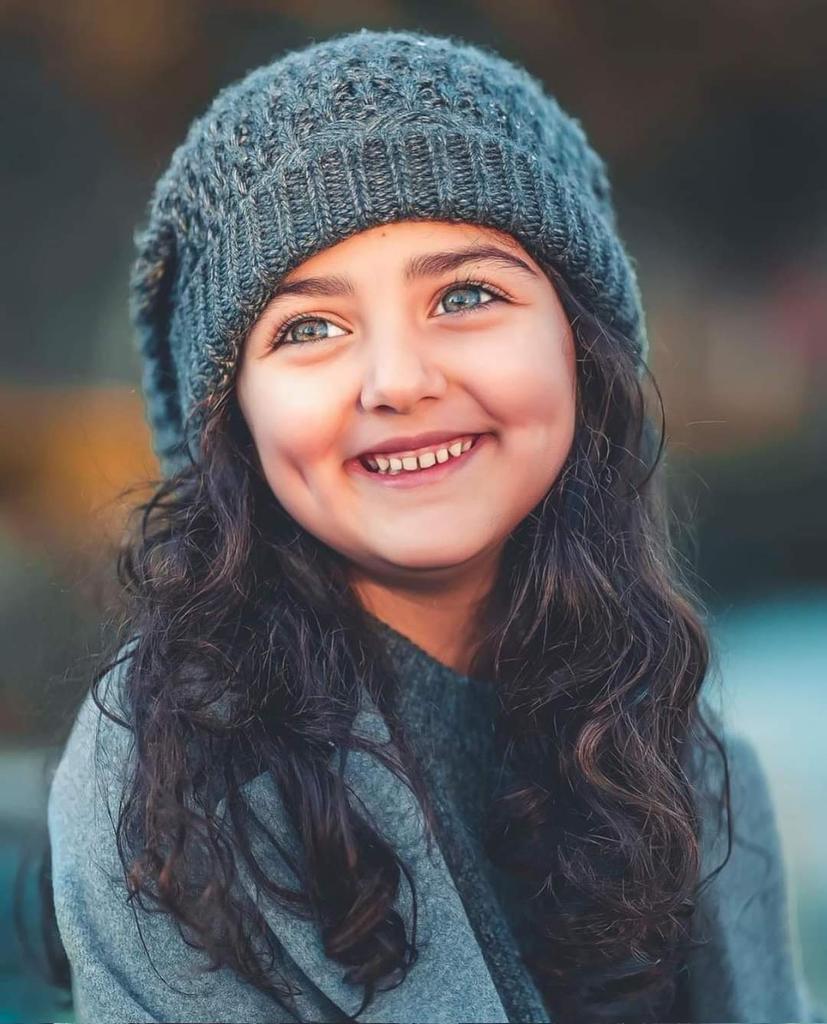 وكمْ من كفيفٍ بصيرِ الفؤادْ ..
وكم من فؤادٍ كفيفِ البصرْ .

وكمْ من أسيرٍ بقلبٍ طليق ..
وكم من طليقٍ كواه الضّجرْ .

وكم من شهابٍ بعالي السّماءْ ..
بطرفةِ عينٍ تراه اندثرْ .

وما كلّ وجهٍ مضيءٍ يدورْ ..
بعتمةِ ليلٍ يسمّى قمرْ .!

❤