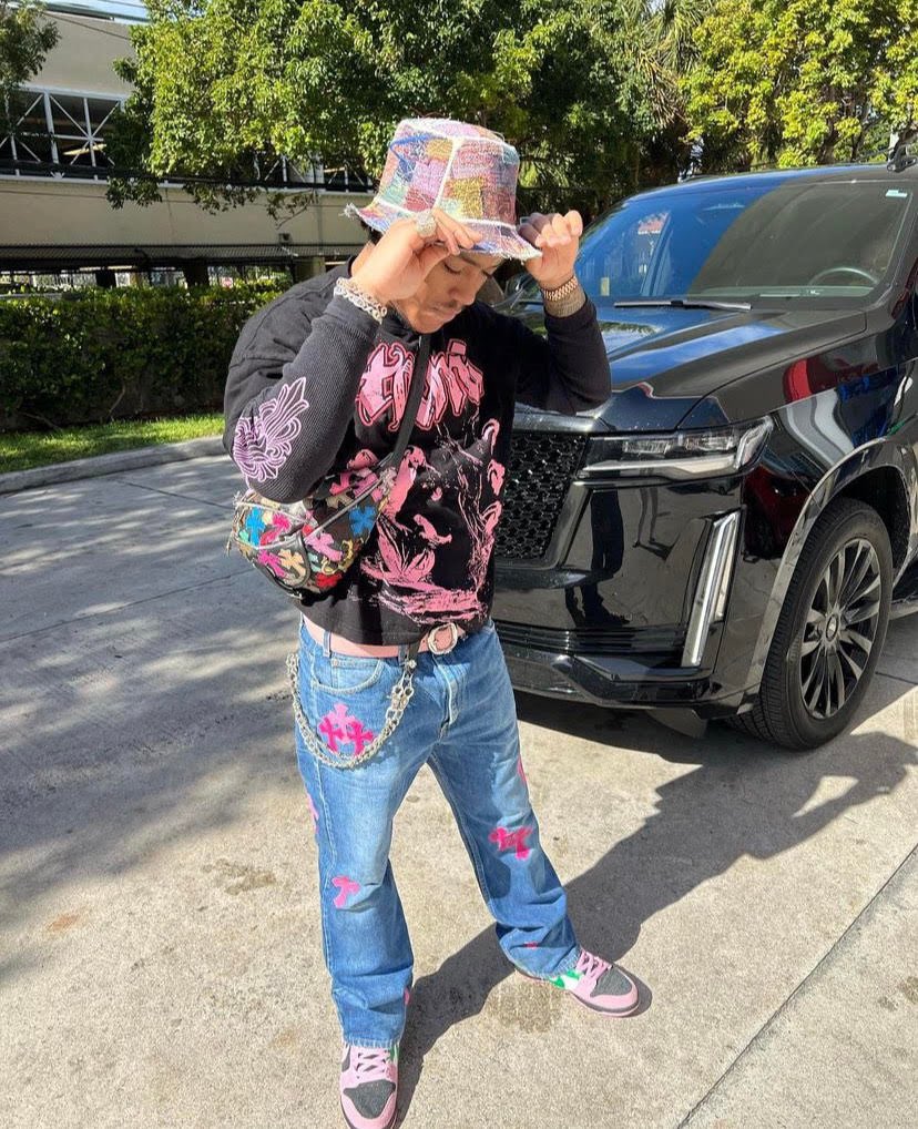 halaldaiz's tweet image. scammer outfit
