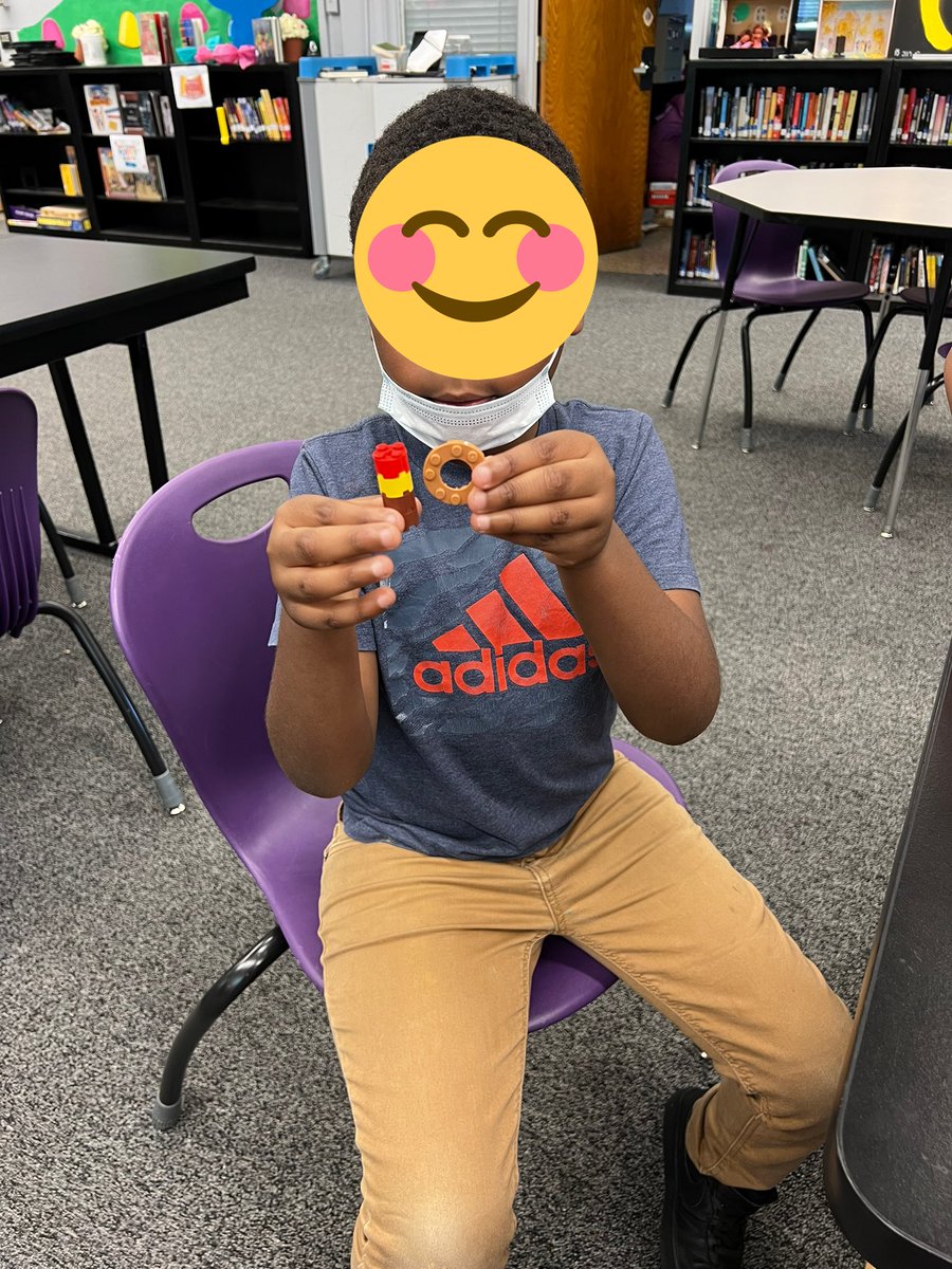 ReadforCupcakes's tweet photo. Reading Billions of Bricks by Kurt Cyrus and creating numbers using #lego bricks!  @dcvpa #picturebookstem https://t.co/2SlycvrHmw
