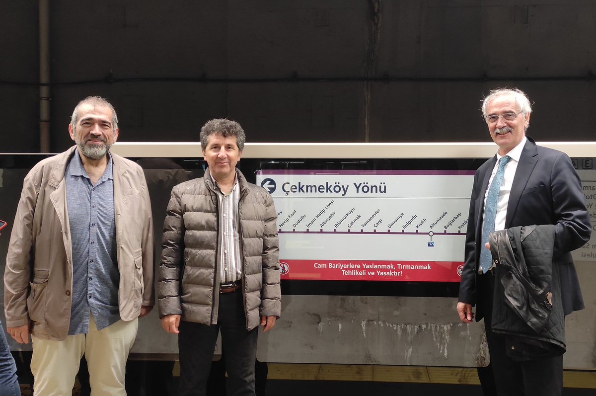 bukrenehar's tweet photo. Vapurdaki mezuniyet programında hocalarımızla hiç konuşamadık diye üzülürken metroda karşılaştığımız manzara :) https://t.co/yODgHLv6vD