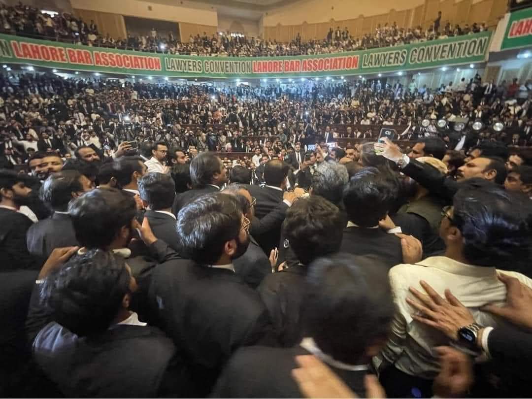 MaleehaHashmey's tweet photo. وہ اپنی کرپشن بچانے کیلئے جج اور وکیل خریدتے رہ گئے۔

اور عمران خان کے پاس ملک بچانے کیلئے خود چل کر سارے وکیل پہنچ گئے۔ 💪

بےشک عزت اور ذلت اللّه کے ہاتھ میں ہے۔

#امپورٹڈ__حکومت__نامنظور https://t.co/645AfuuIUR