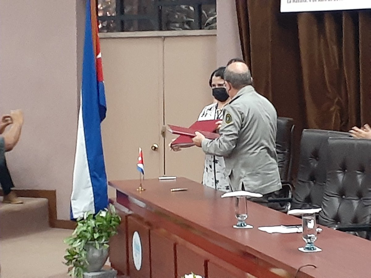 MarlenEnrique10's tweet photo. #AduanadeCuba entrega Certificación de Operador Económico Autorizado al CIGB, empresa  categorizada de alta tecnología,  comprometida con la seguridad de la cadena logística.#VamosConTodo https://t.co/nzCFb3mnId