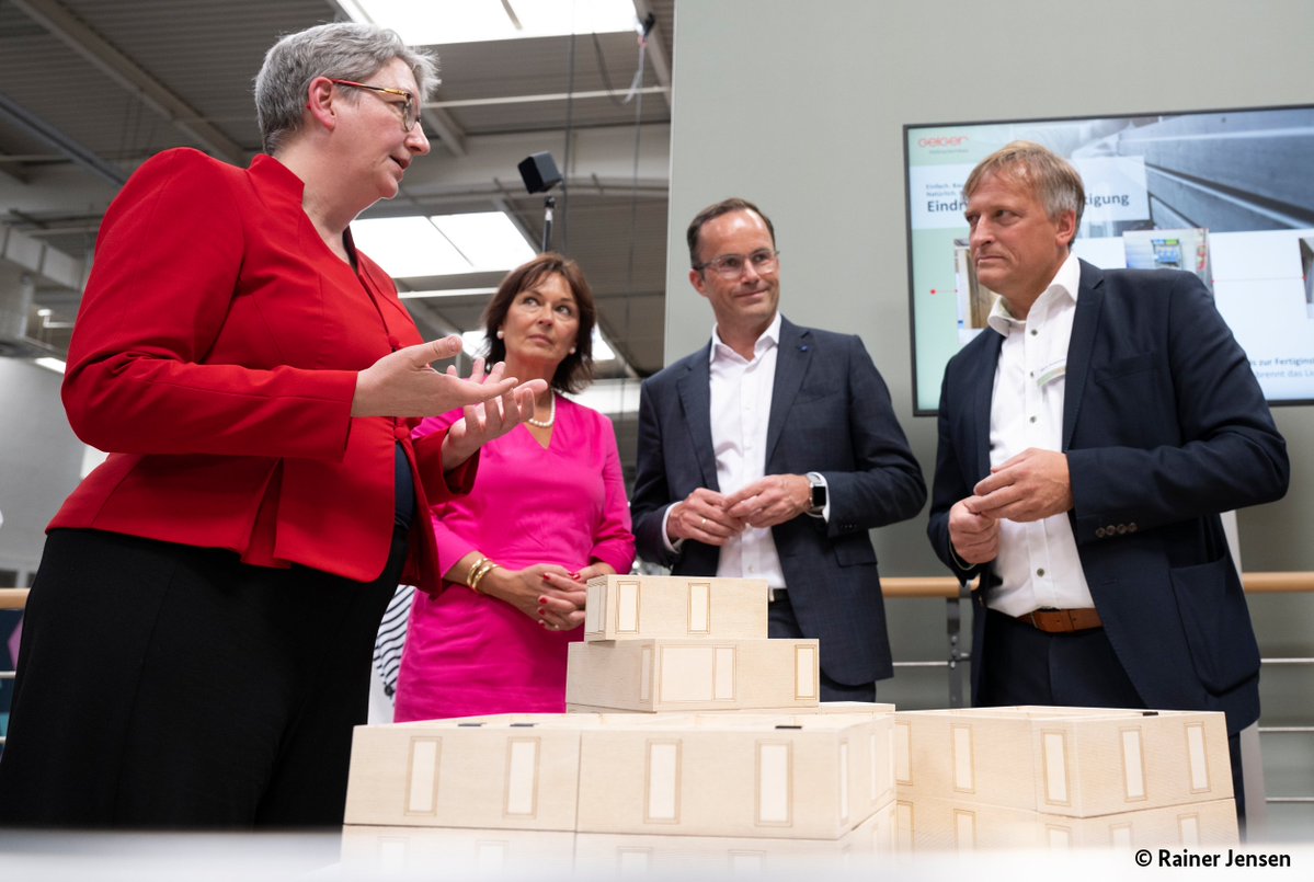 BMWSB_Bund's tweet photo. Der #Gebäudesektor bietet besondere Chancen für den #Klimaschutz. Ministerin @klara_geywitz auf der #REA22: „Er hat das Potenzial #CO2 zu speichern, etwa durch die Verwendung von #Holz, und das Potenzial, dass Gebäude der Zukunft sogar mehr Strom produzieren als sie verbrauchen.“ https://t.co/dVBqmEmzgQ