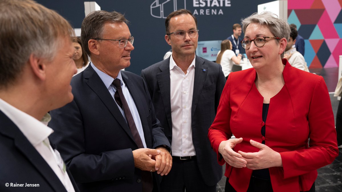 Der #Gebäudesektor bietet besondere Chancen für den #Klimaschutz. Ministerin <a href="/klara_geywitz/">Klara Geywitz</a> auf der #REA22: „Er hat das Potenzial #CO2 zu speichern, etwa durch die Verwendung von #Holz, und das Potenzial, dass Gebäude der Zukunft sogar mehr Strom produzieren als sie verbrauchen.“