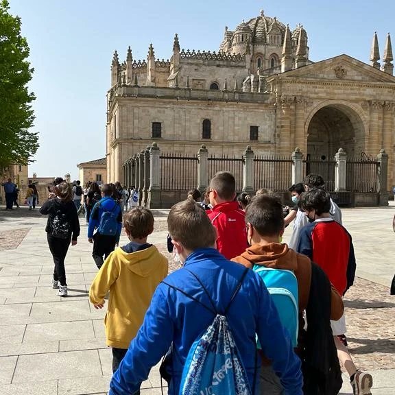 Este trimestre está cargado de actividades, hace unos días los alumn@s de quinto y sexto de primaria realizaron una salida por Zamora para participar en la ruta donde se conmemora el 950 aniversario del Cerco de Zamora.