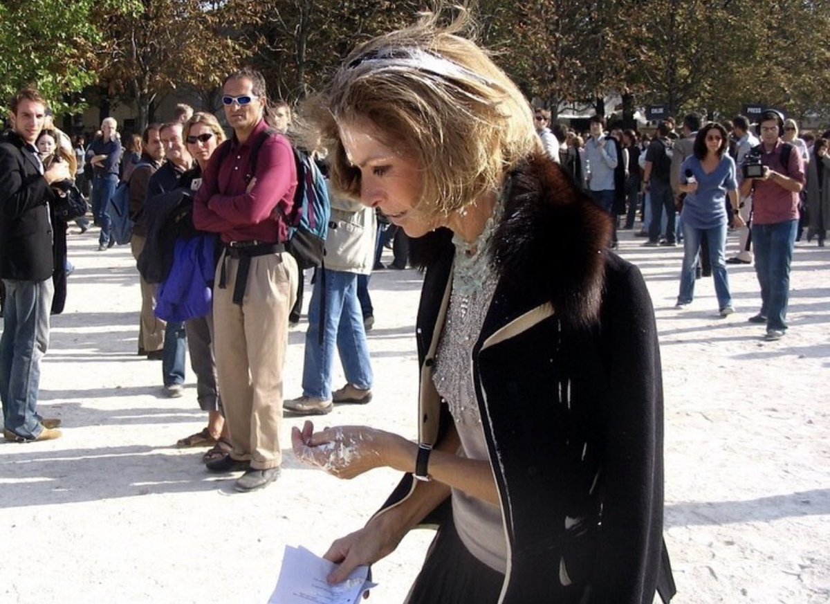 Anna Wintour gets hit with tofu pie by peta activists outside the Chanel show, 2005