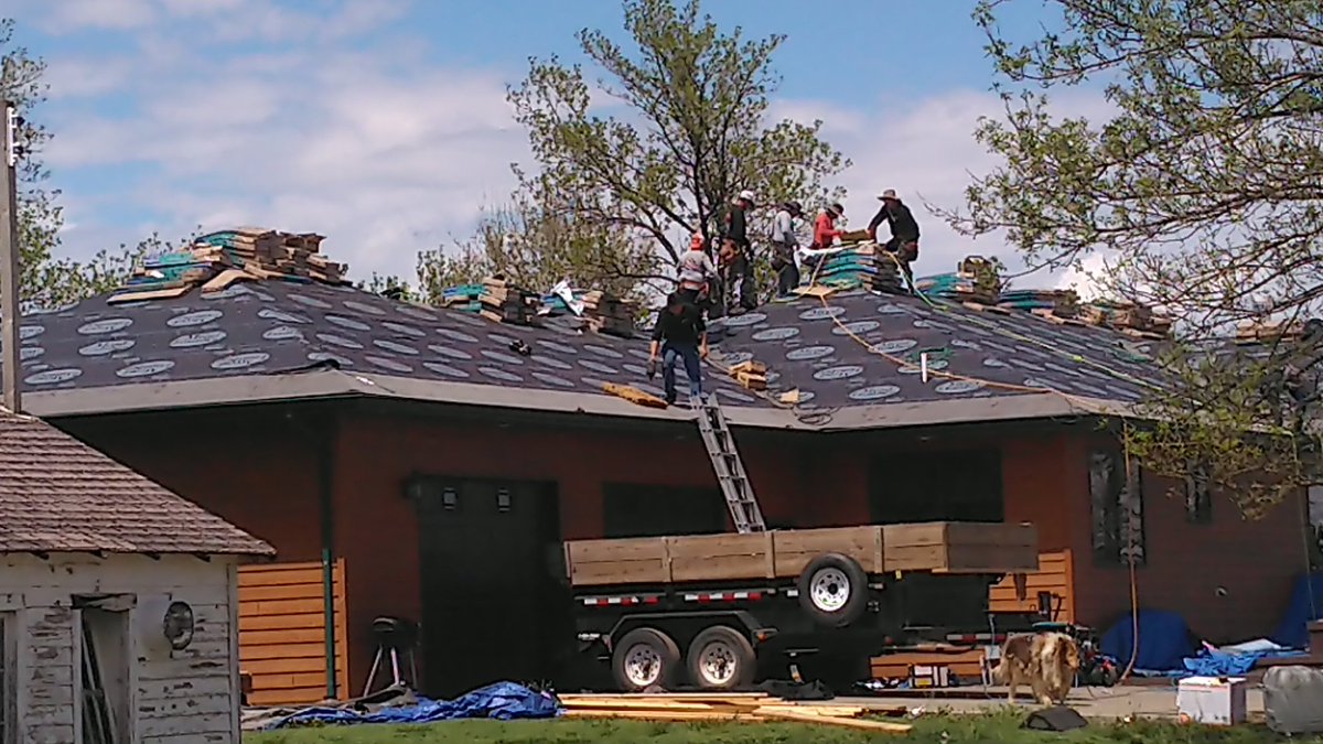 HoraSeed's tweet photo. Roof shingle replacement day https://t.co/F0hHc35Er2