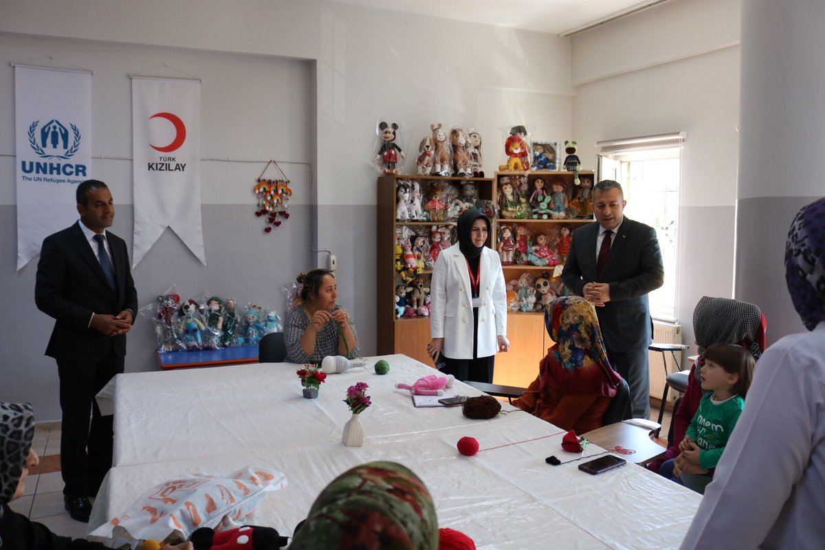 KizilayTM's tweet photo. Şahinbey Kaymakamı Tahir Şahin (@tahirshn_mia), Gaziantep Toplum Merkezimizi ziyaret ederek faaliyetlerimizi yerinde inceledi. https://t.co/HMmNB7BuKj