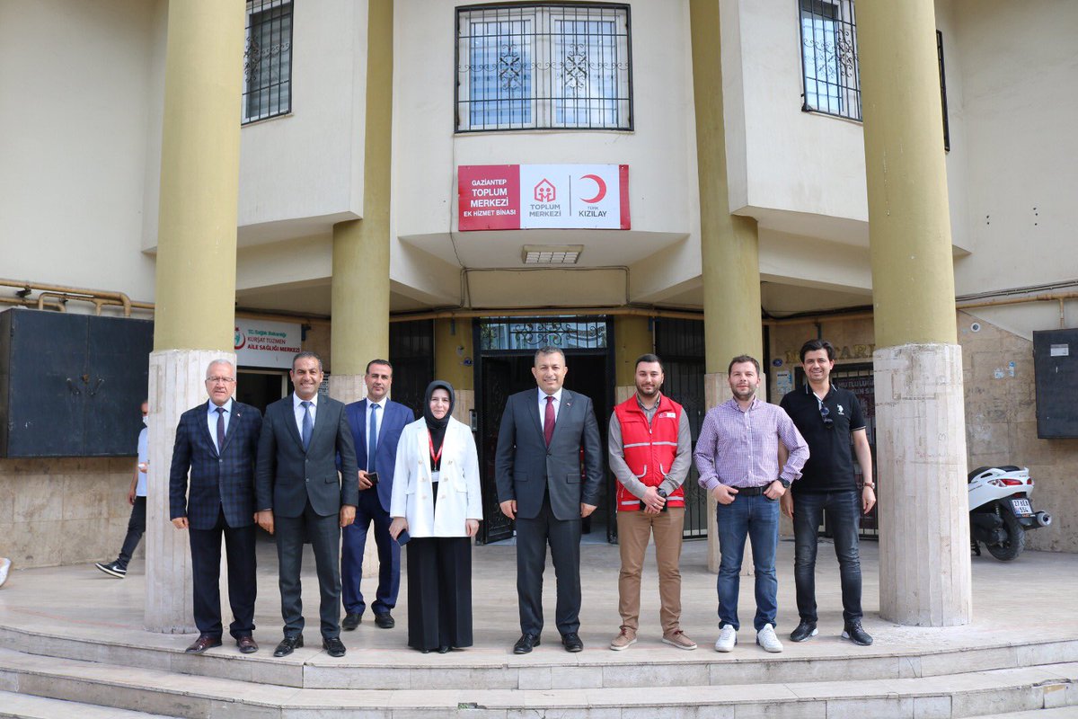 KizilayTM's tweet photo. Şahinbey Kaymakamı Tahir Şahin (@tahirshn_mia), Gaziantep Toplum Merkezimizi ziyaret ederek faaliyetlerimizi yerinde inceledi. https://t.co/HMmNB7BuKj