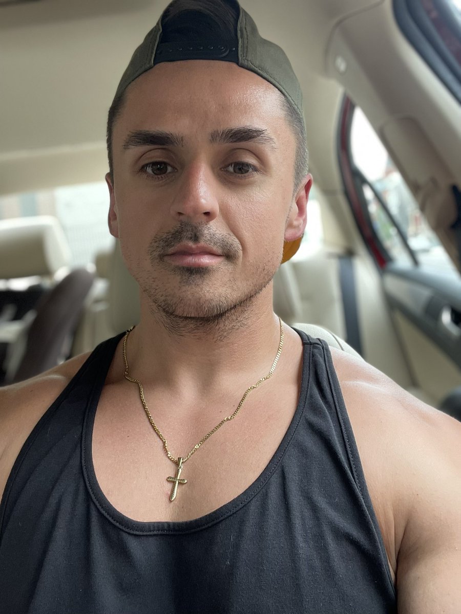 meatheadXRS's tweet photo. Ubering people after my shoulder day. Who needs a ride ? 😏 https://t.co/ZbWXmqBNTJ