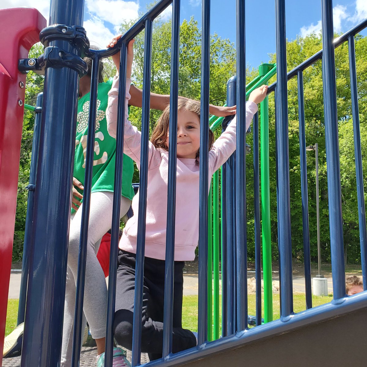 1stRocks's tweet photo. Recess fun @Grandview_Elem #sunshine #firstiefriends https://t.co/ZPXb472zmz