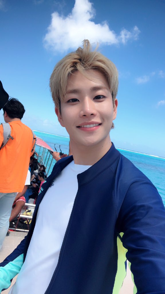 SupportMJ_'s tweet photo. [ENGLISH] 

" Let's go together now💕 Have a happy day today
Writer M happy
#AROHA #TakeAnUmbrella " 

https://t.co/JrrdNrqROi https://t.co/BYE12YhnN7