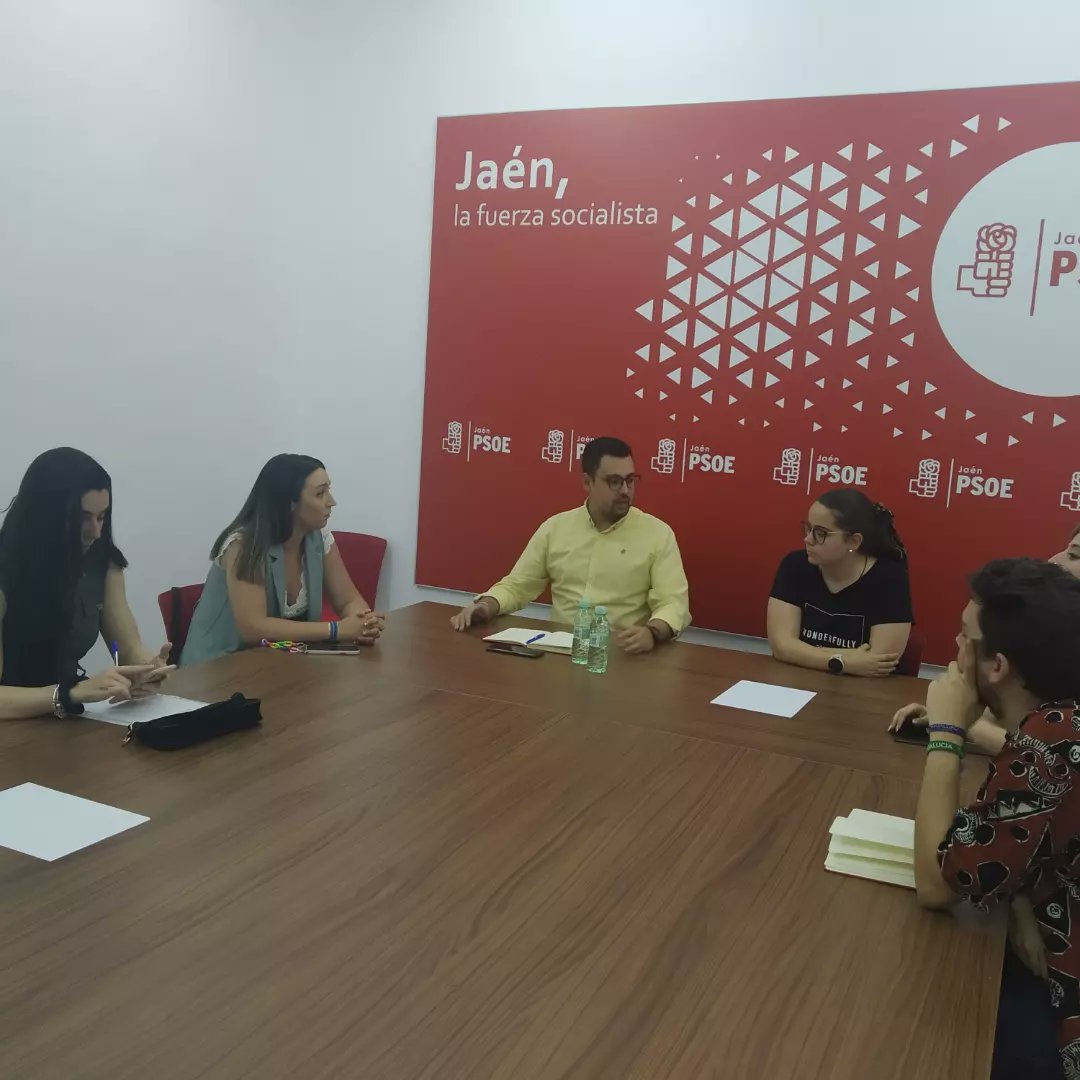 JSAJaenCep's tweet photo. ⭕En la tarde de hoy nos hemos reunido con @ADEDEJA
👉🏼Nos han presentado #simuja , la simulación parlamentaria que llevarán a cabo desde la asociacion de derecho de la UJA.
Hemos aprovechado para cerrar el acuerdo de colaboración ✔️ https://t.co/wEX6EqM1z3