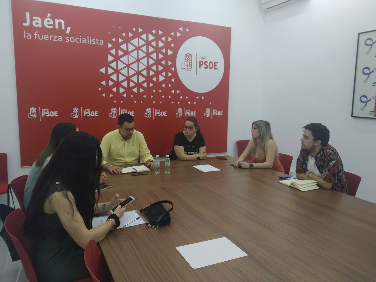 JSAJaenCep's tweet photo. ⭕En la tarde de hoy nos hemos reunido con @ADEDEJA
👉🏼Nos han presentado #simuja , la simulación parlamentaria que llevarán a cabo desde la asociacion de derecho de la UJA.
Hemos aprovechado para cerrar el acuerdo de colaboración ✔️ https://t.co/wEX6EqM1z3