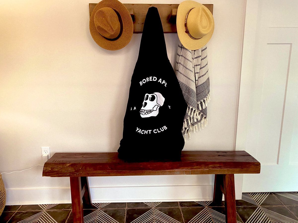metamori's tweet photo. There’s no place like home 
@BoredApeYC 🦍💜 https://t.co/Nroh2YPVx2