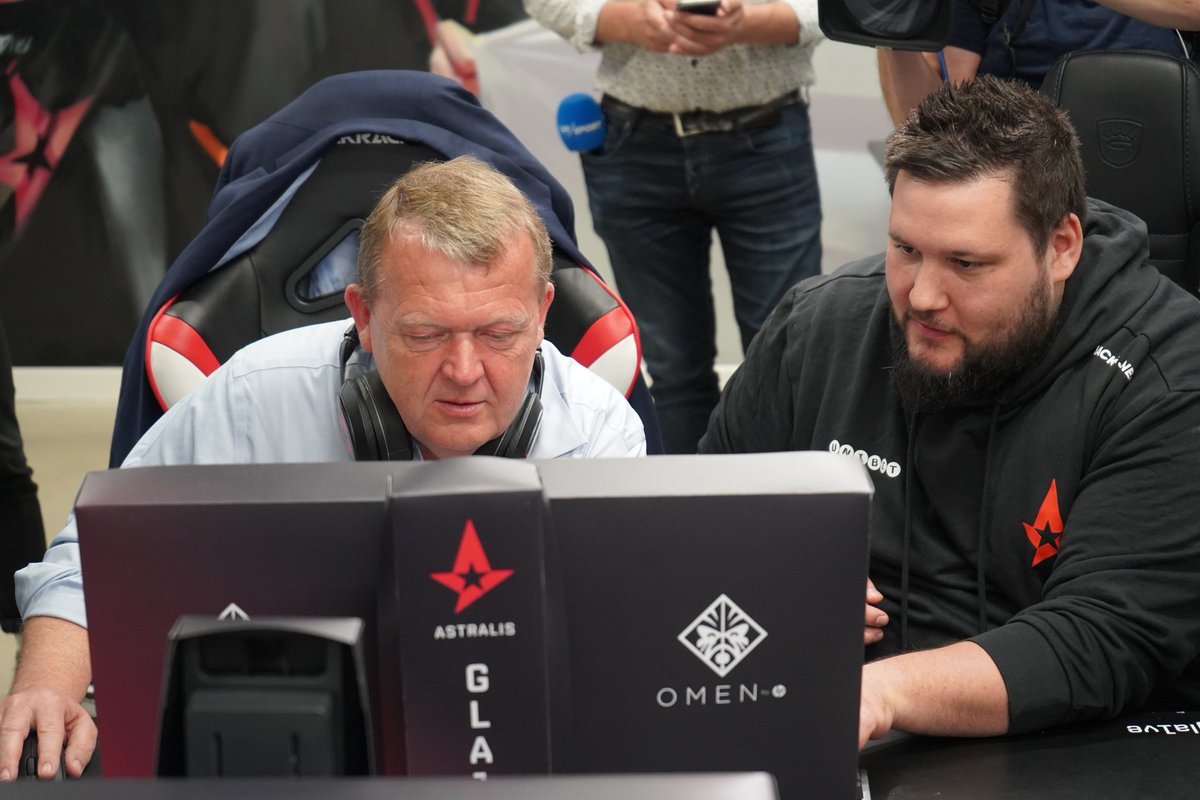 CSGOhistories's tweet photo. 2019 - Denmark prime minister visits and plays CS:GO with Astralis

2022 - Prime Minister of Kosovo, Albin Kurti,showing his support for Bad News Eagles

It's nice to see people in government supporting esports https://t.co/PZITyvlNlM