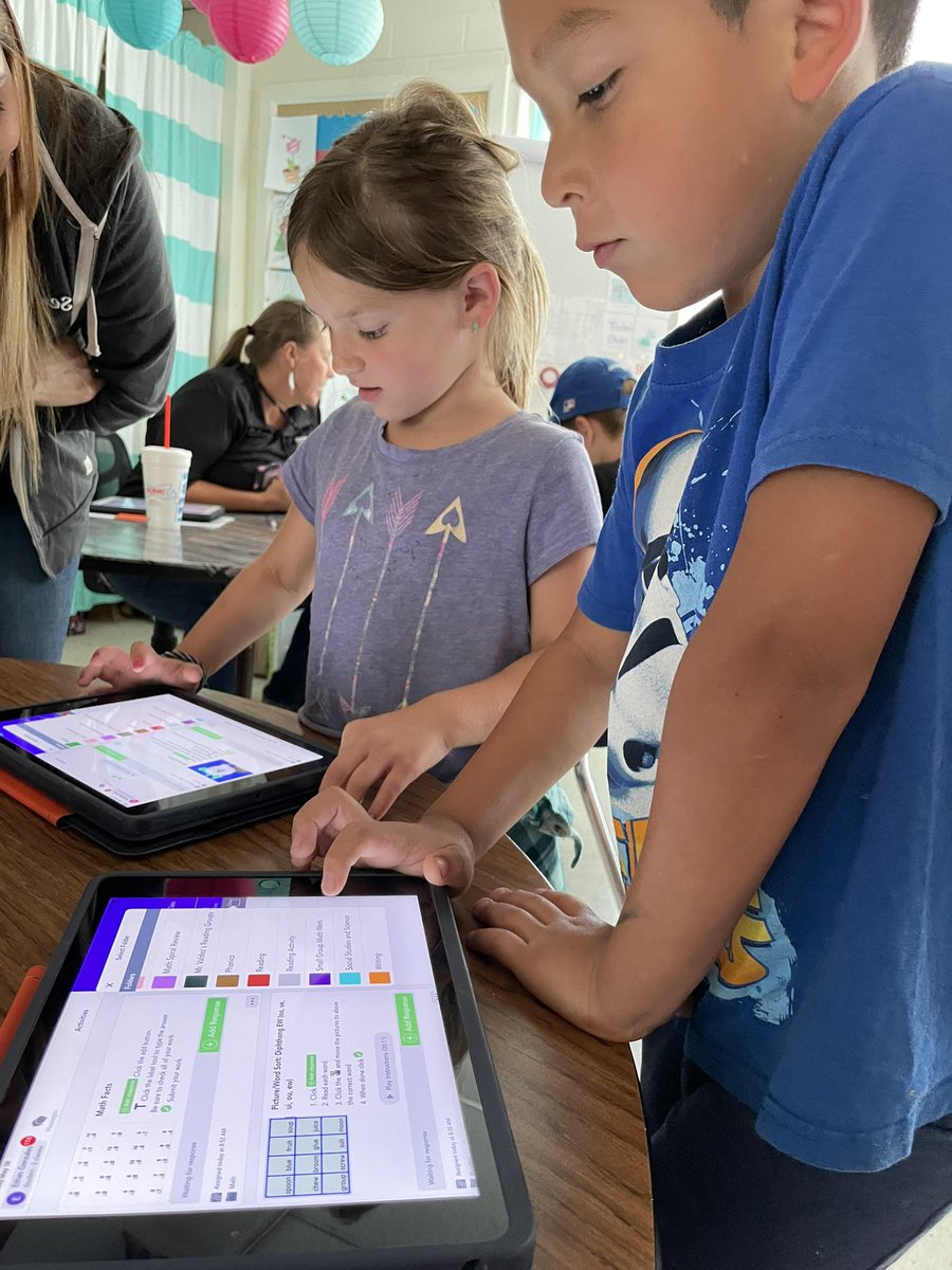 litUCISD's tweet image. Watching @Seesaw in action with @MrsYPost at Dalton Elem! Awesome stuff happening in @thefourkm’s 1st grade classroom! #litucisd #seesaw #edtech ⚡️⚡️⚡️