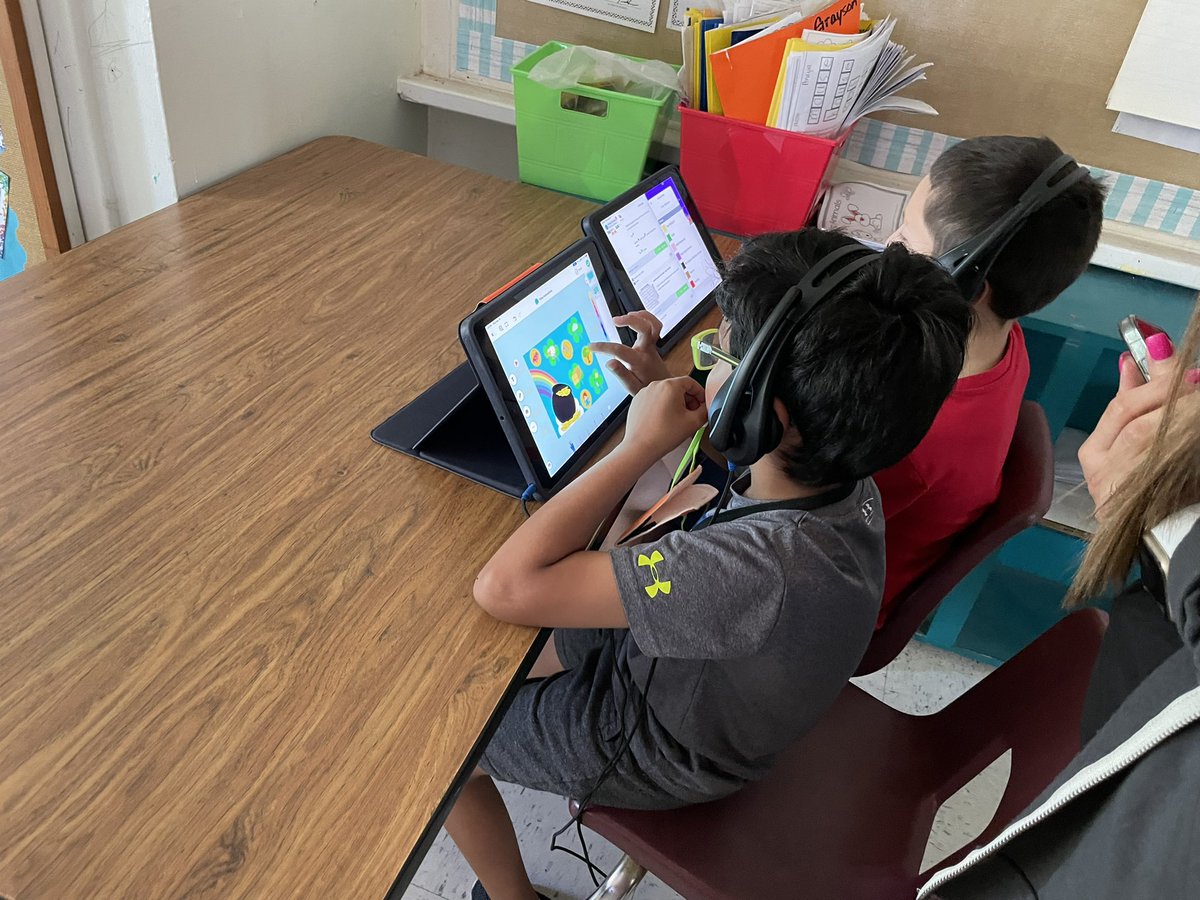 litUCISD's tweet image. Watching @Seesaw in action with @MrsYPost at Dalton Elem! Awesome stuff happening in @thefourkm’s 1st grade classroom! #litucisd #seesaw #edtech ⚡️⚡️⚡️