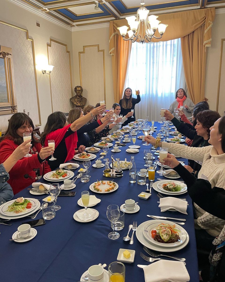 Almuerzo de las socias de #WISTAChile en el #ClubNaval de #Valparaiso en celebración del Día Internacional de la Mujer en el Sector Marítimo #WomenInMaritimeDay #MundoMaritimo <a href="/ClaudiaMagna2/">Claudia Magna</a> <a href="/DespinaPan/">Despina Panayiotou Theodosiou</a> <a href="/mundomaritimo/">MundoMaritimo</a> <a href="/IMOHQ/">International Maritime Organization</a> <a href="/WISTAInt/">WISTA International</a>