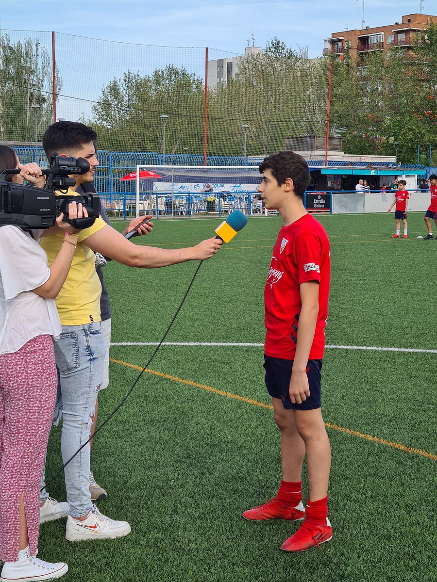 CDMostolesOfic's tweet photo. 🎥🎙 MEDIOS | Hoy hemos recibido la visita de estudiantes de periodismo de la Universidad @VillanuevaMPD  y han entrevistado a nuestros jugadores de la Cantera 🤩

¡GRACIAS por venir a Móstoles y elegir nuestro Club para vuestros trabajos! 🤗💙 https://t.co/hwCAfIXX6m