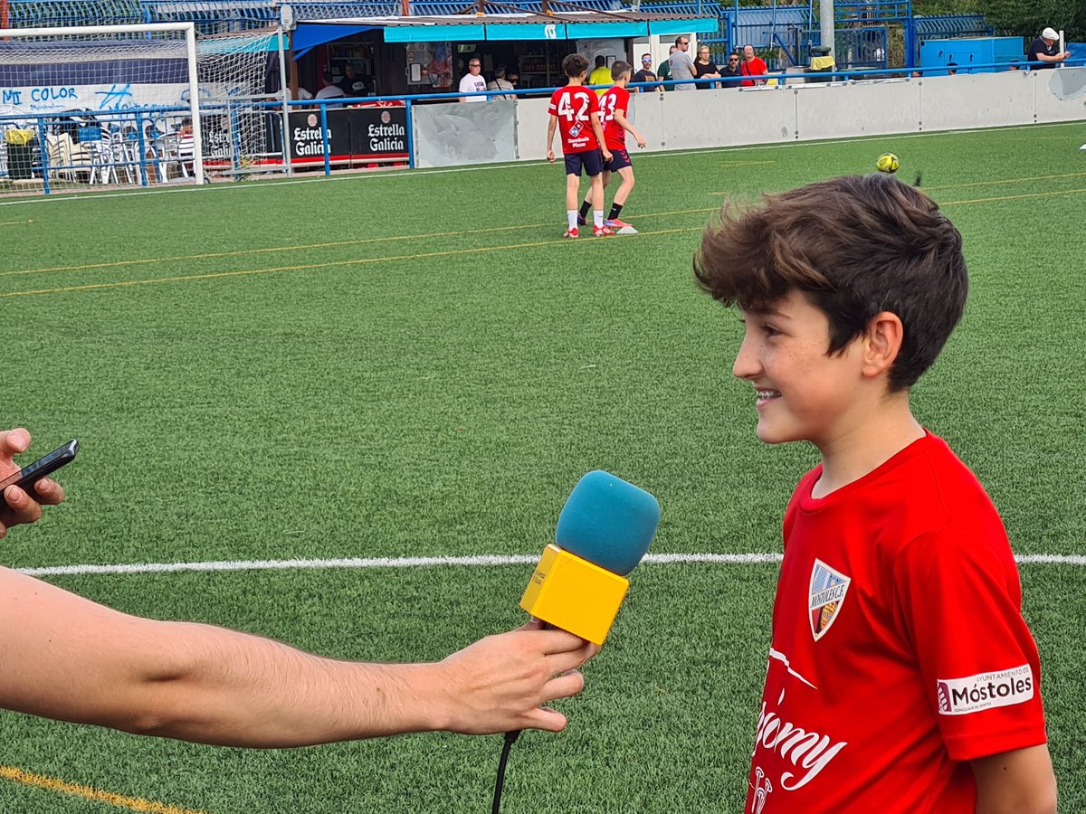 CDMostolesOfic's tweet photo. 🎥🎙 MEDIOS | Hoy hemos recibido la visita de estudiantes de periodismo de la Universidad @VillanuevaMPD  y han entrevistado a nuestros jugadores de la Cantera 🤩

¡GRACIAS por venir a Móstoles y elegir nuestro Club para vuestros trabajos! 🤗💙 https://t.co/hwCAfIXX6m