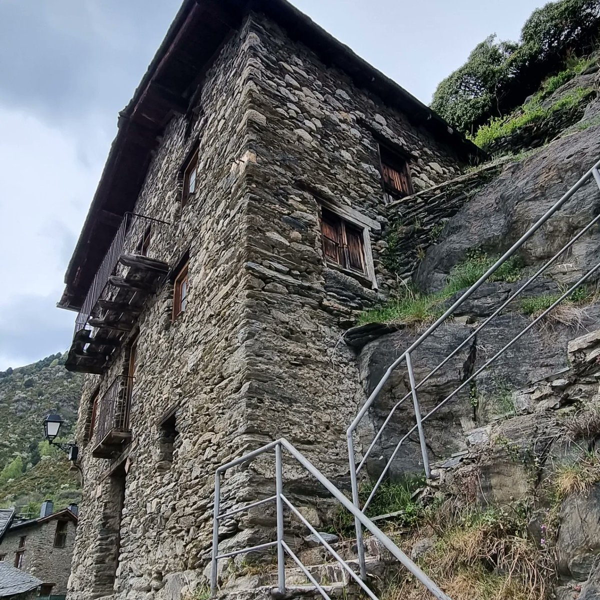 jecbosch14's tweet photo. #lesbons #encamp #andorra #andorrabloggers #andorraenamora #arquitecturademuntanya https://t.co/FHgsjHc1YU