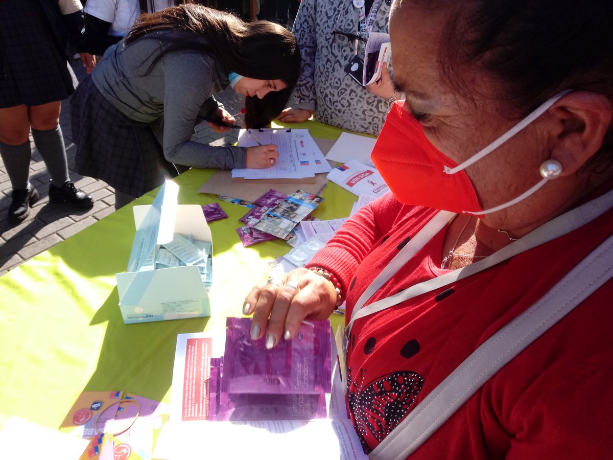 MargenSomos's tweet photo. En marco del 28 mayo, Día Internacional de Acción en Salud para Mujeres, realizando Feria Ciudadana de Organizaciones Sociales en Liceo Emilia Toro de Balmaceda en calle Matucana, promoviendo educación sexual y acceso al condón vaginal e interno. Santiago de Chile, 18 mayo 2022. https://t.co/NPgUKDUA2I