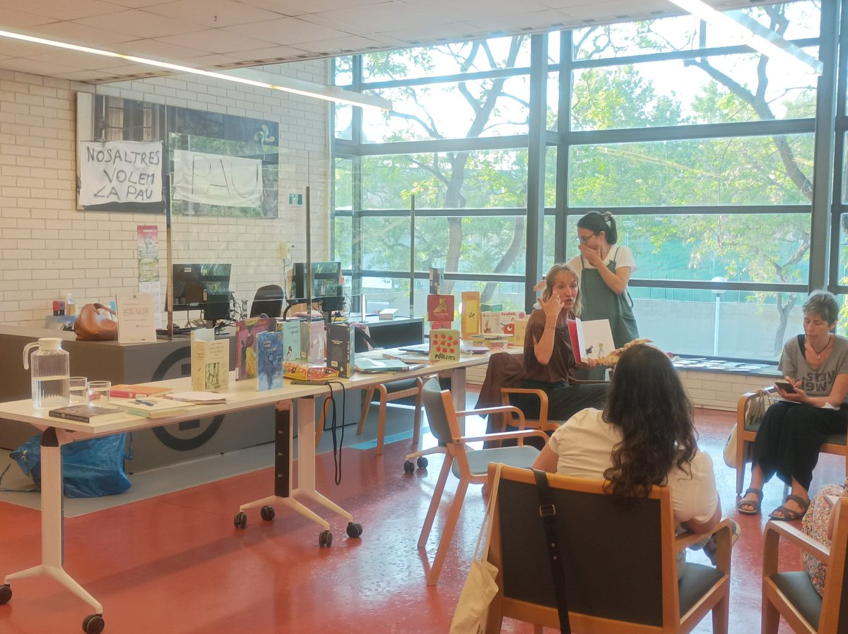 AnnaSDLIJ's tweet image. Avui hem tingut el plaer d'acollir la 8ena Edició de la Formació l'Acompanyament Lector, destinat a educadores i educadors de les escoles Bressol Municipals de Barcelona. Amb: @Colillescomont @Annitaflickiflo i @martaroigpages