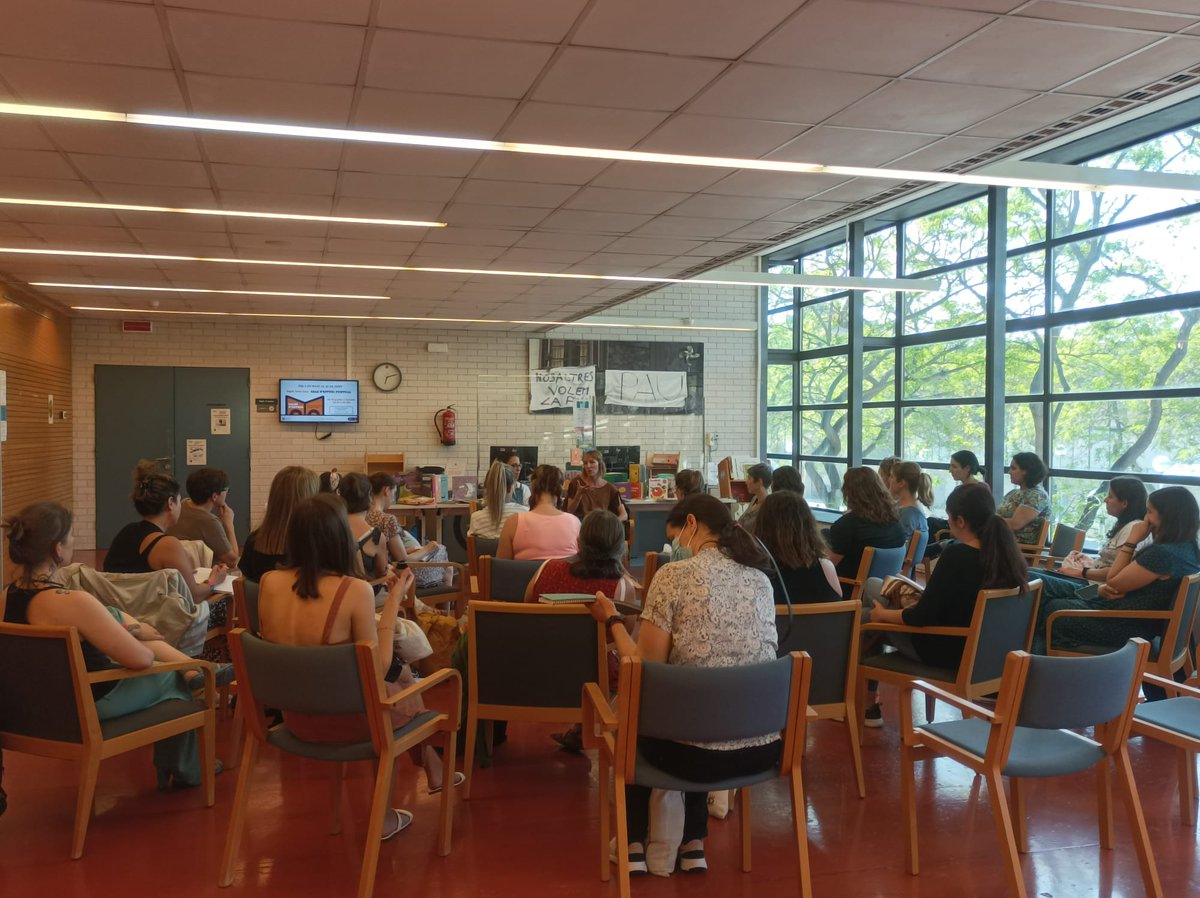 AnnaSDLIJ's tweet image. Avui hem tingut el plaer d'acollir la 8ena Edició de la Formació l'Acompanyament Lector, destinat a educadores i educadors de les escoles Bressol Municipals de Barcelona. Amb: @Colillescomont @Annitaflickiflo i @martaroigpages