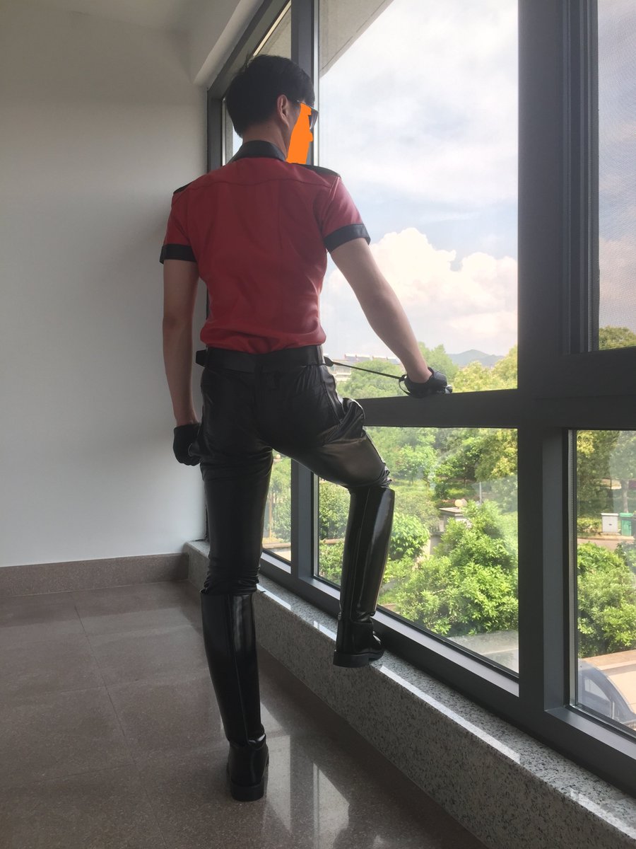 LeatherEmperor's tweet photo. I enjoy the scenery from the window,  by accident I become the scenery on your eyes
我站在窗前看风景，不经意间我成了你眼中的风景 https://t.co/UeotARVhv3