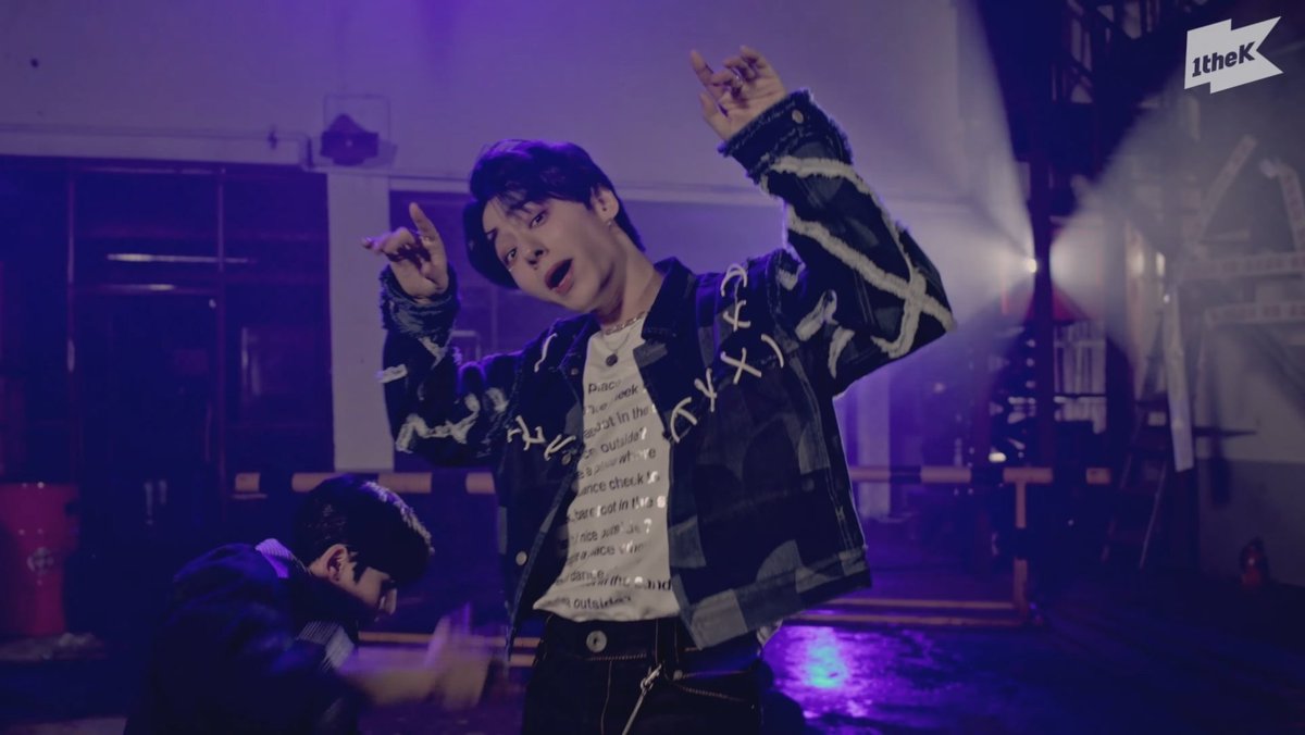 with_earthus's tweet photo. @1theK #스페셜클립_원어스
가장 마음에 들었던 장면은 
환웅이의 손들어 태양위로🙌🏻☀ 
경배해 내게 빌어🙇🏻‍♂️🙏🏻 파트ꯁ
같은 파트가 두 번이나 있음에도 각각 다르게 안무가 잘 드러나는 카메라 무빙과🥹 환웅이의 표정연기의 조화가 정말。。🫶🏻
역시 원더케이만 믿고 있었다구요🍀
따랑해요 갓더케이🫶🏻 https://t.co/AtBiY4pfWu