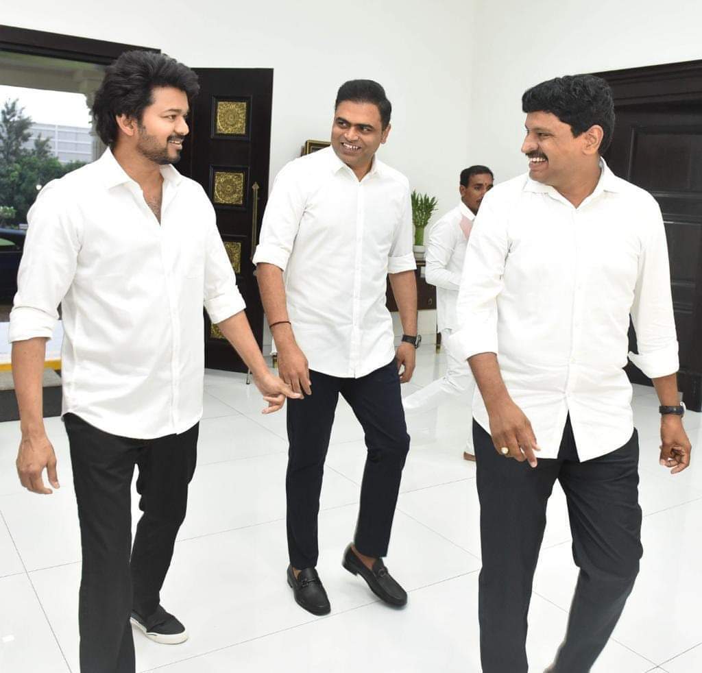 mohanamirthak's tweet photo. *#தெலங்கானா_முதல்வர் #சந்திரசேகர்_ராவை சந்தித்தார் மக்கள் இயக்க தலைவர் #தளபதி_விஜய்...*

மரியாதை நிமித்தமான சந்திப்பு எனத் தகவல்... https://t.co/iElkppsXYN