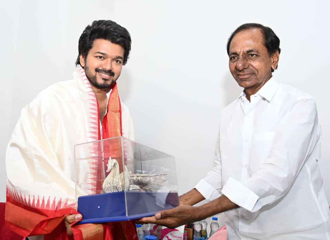 mohanamirthak's tweet photo. *#தெலங்கானா_முதல்வர் #சந்திரசேகர்_ராவை சந்தித்தார் மக்கள் இயக்க தலைவர் #தளபதி_விஜய்...*

மரியாதை நிமித்தமான சந்திப்பு எனத் தகவல்... https://t.co/iElkppsXYN