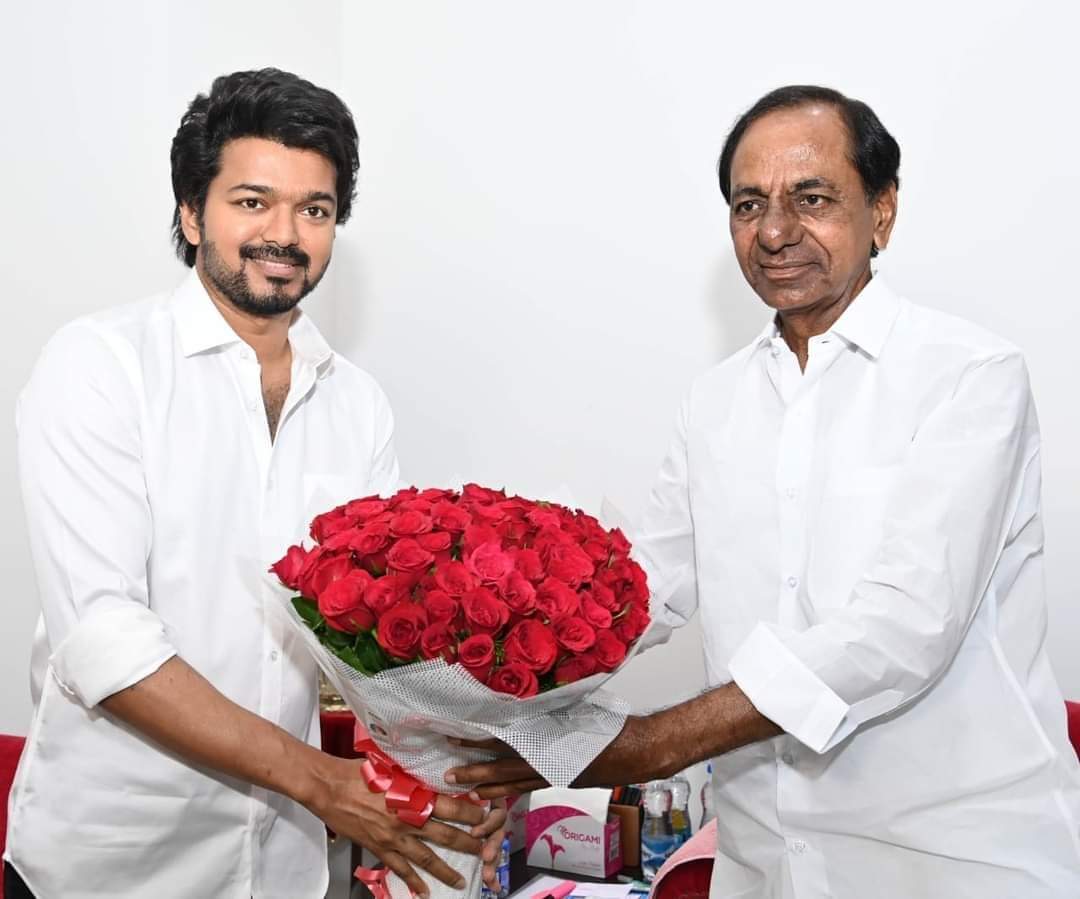 mohanamirthak's tweet photo. *#தெலங்கானா_முதல்வர் #சந்திரசேகர்_ராவை சந்தித்தார் மக்கள் இயக்க தலைவர் #தளபதி_விஜய்...*

மரியாதை நிமித்தமான சந்திப்பு எனத் தகவல்... https://t.co/iElkppsXYN