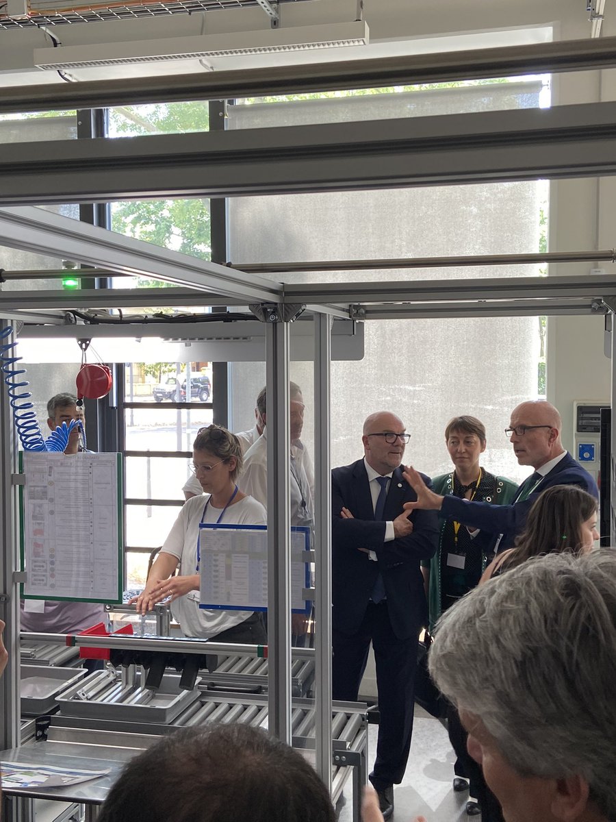 SGPI_avenir's tweet photo. Accompagné des représentants de l’Etat et d’élus, @BrunoBonnellOff s’est rendu à l’Institut des ressources industrielles de Lyon.

👩‍🎓 Attractivité des métiers de l’industrie, mixité, savoir-faire… échanges nourris avec des jeunes et des acteurs industriels autour de #France2030. https://t.co/sDa6BbxrhN