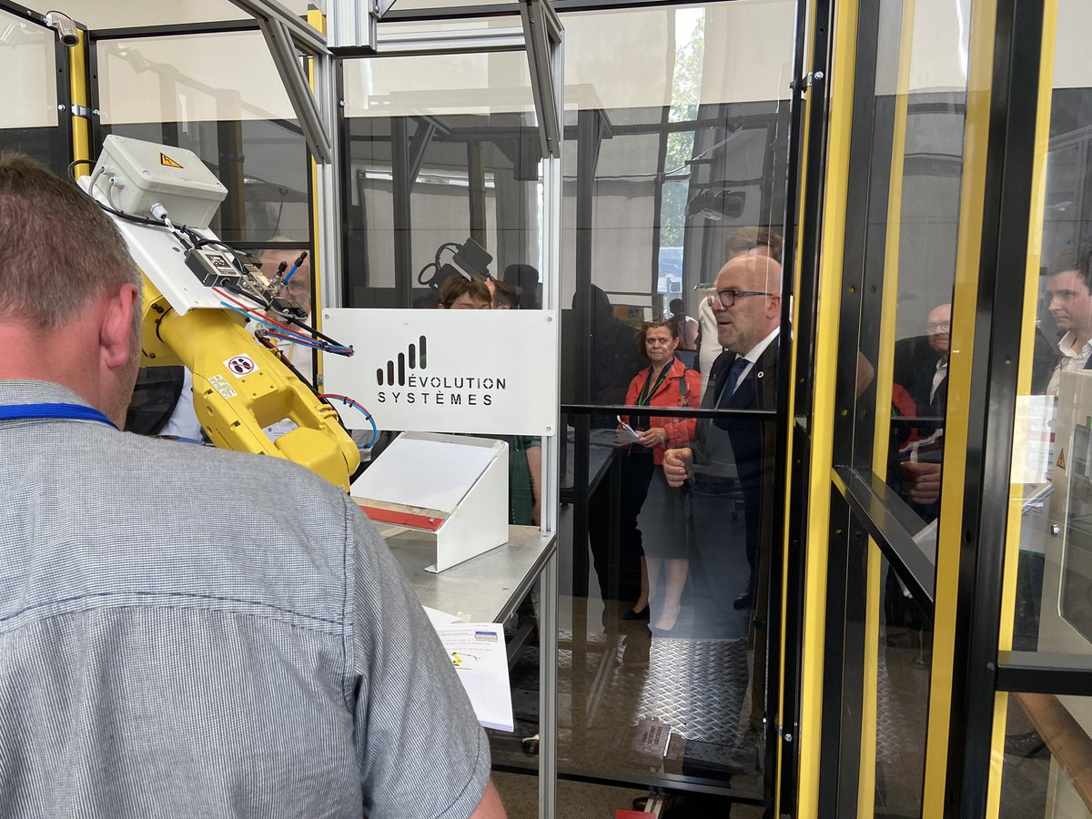 SGPI_avenir's tweet photo. Accompagné des représentants de l’Etat et d’élus, @BrunoBonnellOff s’est rendu à l’Institut des ressources industrielles de Lyon.

👩‍🎓 Attractivité des métiers de l’industrie, mixité, savoir-faire… échanges nourris avec des jeunes et des acteurs industriels autour de #France2030. https://t.co/sDa6BbxrhN