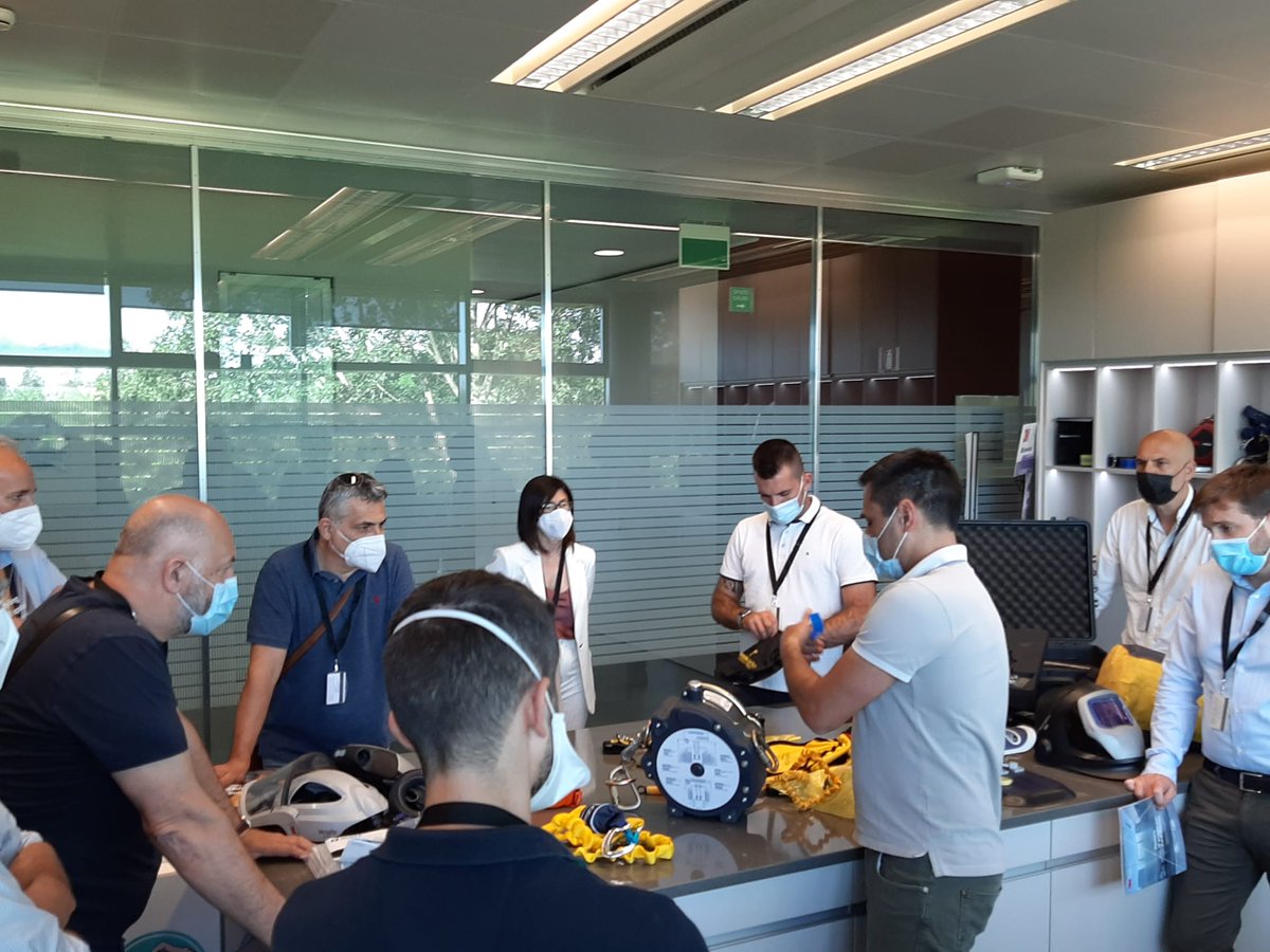 ConfindustriaBG's tweet photo. Pomeriggio speciale per la Rete #Edinnova che ieri pomeriggio è stata in visita alla sede di Pioltello (MI) di @3M. Imprenditori, imprenditrici e manager presenti hanno potuto confrontarsi con una realtà all'avanguardia nel campo dell'#innovazione. https://t.co/fg7ggOksIc