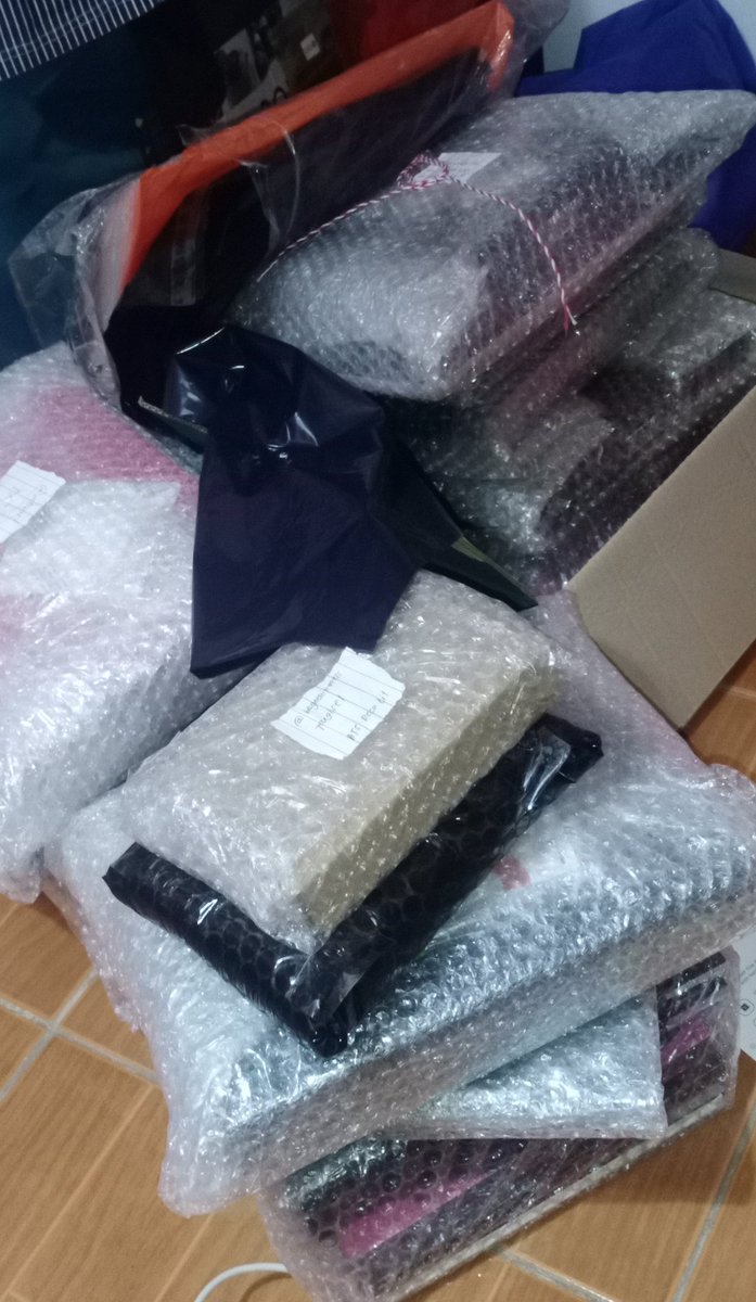 kpmincart's tweet photo. #kpminupdates

will move the shipping date for pickups on friday! may deadline lang need tapusin asap kaya di ako nakapag pack pa ng iba 🥲🥲🥲

SDD PICKUPS TOMORROW ! 
thank you for patiently waiting 💜 https://t.co/MudpAngxuv