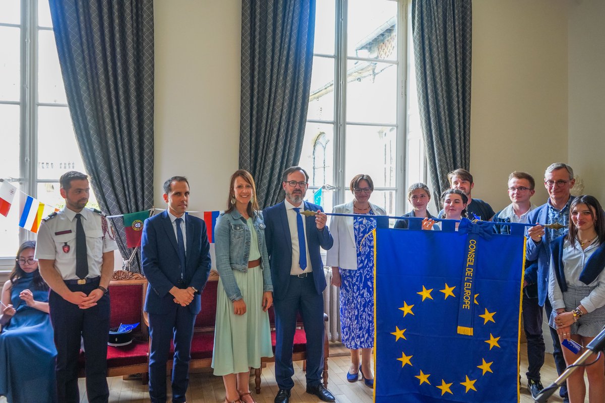 BayeuxOfficiel's tweet image. #EuropeWeek 🇪🇺 Remise officielle du drapeau d'honneur, décernée à la Ville de #Bayeux pour sa dynamique dans la promotion des valeurs européennes 🇳🇴 La section norvégienne du lycée Alain Chartier offre un spectacle de danse folklorique pour l'occasion !ℹ️ bit.ly/3FXJudF