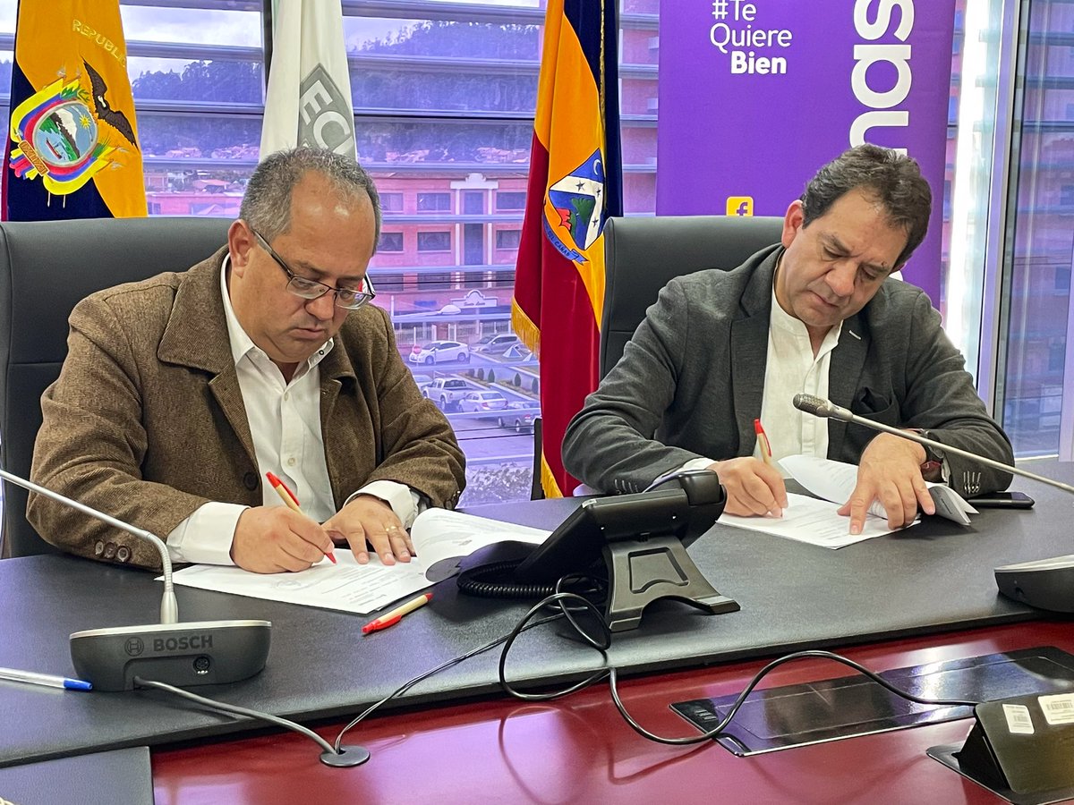 ECU911Austro's tweet photo. #Cuenca| El Coordinador Zonal 6 @EstebanCoronel suscribió un convenio de cooperación interinstitucional con @PenafielBAndres Gerente General de @FarmasolEp. 

Fortalecemos la colaboración entre instituciones al servicio de la ciudadanía. 

#ECU911SomosTodos https://t.co/btTfLNNzXL