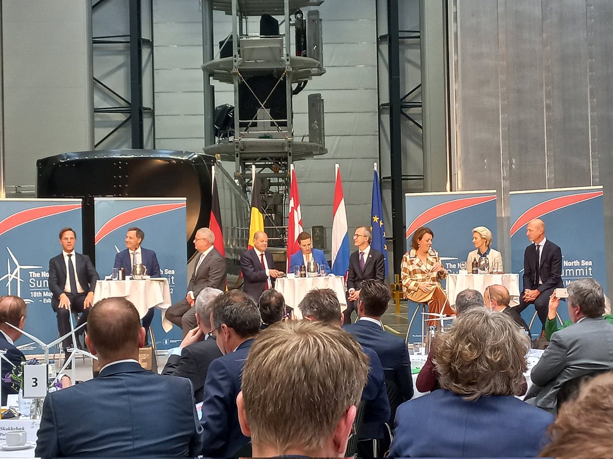 De Noordzee wordt de groene elektriciteitscentrale van Europa. NL, D, DK, B maakten vandaag in Esbjerg gezamenlijke ambities bekend: 65 GW offshore wind in 2030 en 150 GW in 2050. Doorbraak! <a href="/olofvdgaag/">Olof van der Gaag</a> is erbij: 'NL heeft grote bijdrage door samenwerking overheid-TenneT-markt'.