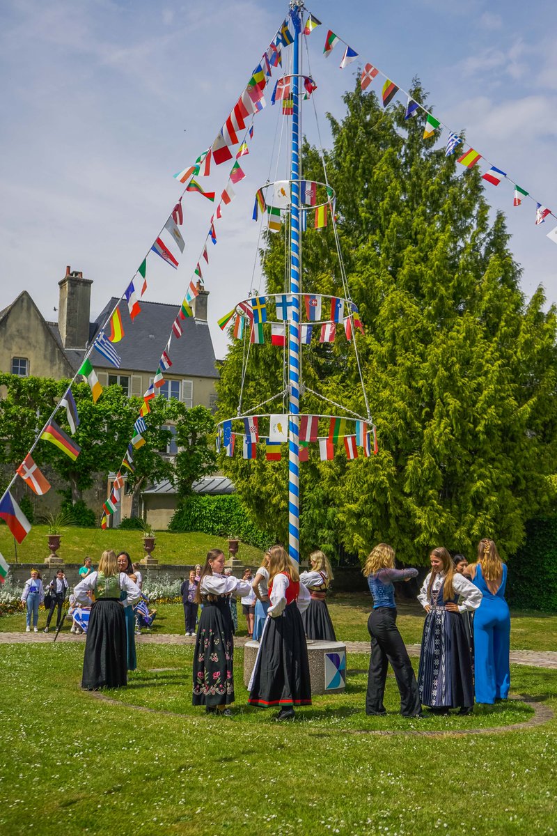 BayeuxOfficiel's tweet image. #EuropeWeek 🇪🇺 Remise officielle du drapeau d'honneur, décernée à la Ville de #Bayeux pour sa dynamique dans la promotion des valeurs européennes 🇳🇴 La section norvégienne du lycée Alain Chartier offre un spectacle de danse folklorique pour l'occasion !ℹ️ bit.ly/3FXJudF