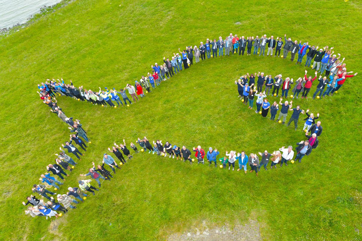 deafsluitdijk's tweet image. Kom je zaterdag tussen 12:00 - 16:00 naar @AWC_Nederland? Er staat een educatieve middag op het programma! Om 16:30 uur is een internationale liveverbinding en maken gedeputeerden @avine_fokkens en @ceesloggen de winnaars bekend van de Visvlaggenwedstrijd. deafsluitdijk.nl/nieuws/vier-we…