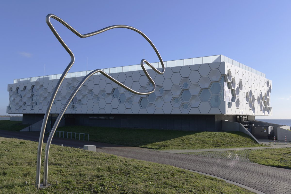 deafsluitdijk's tweet image. Kom je zaterdag tussen 12:00 - 16:00 naar @AWC_Nederland? Er staat een educatieve middag op het programma! Om 16:30 uur is een internationale liveverbinding en maken gedeputeerden @avine_fokkens en @ceesloggen de winnaars bekend van de Visvlaggenwedstrijd. deafsluitdijk.nl/nieuws/vier-we…