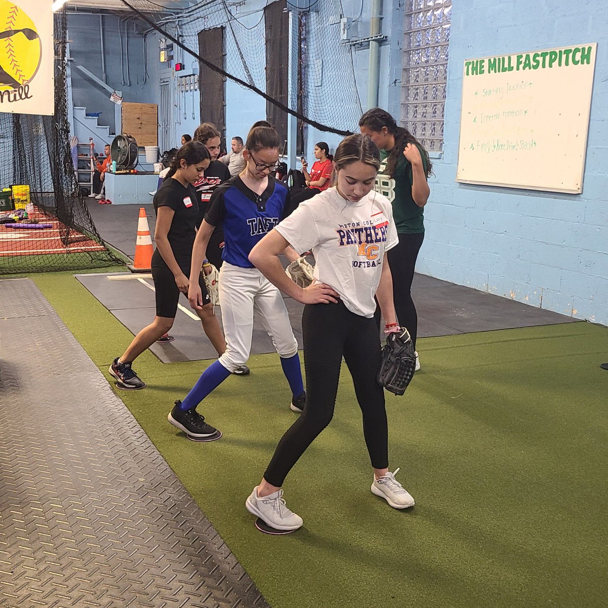 CoachAaronMoore's tweet photo. Last night’s Get Moore Softball pitching clinic was a big success. Thank you to everyone that signed up and a huge thank you to @TheMill_Chicago for hosting the camp. Shelby Dalton is the real deal! #GetMooreSoftball https://t.co/TcGA6wQGES