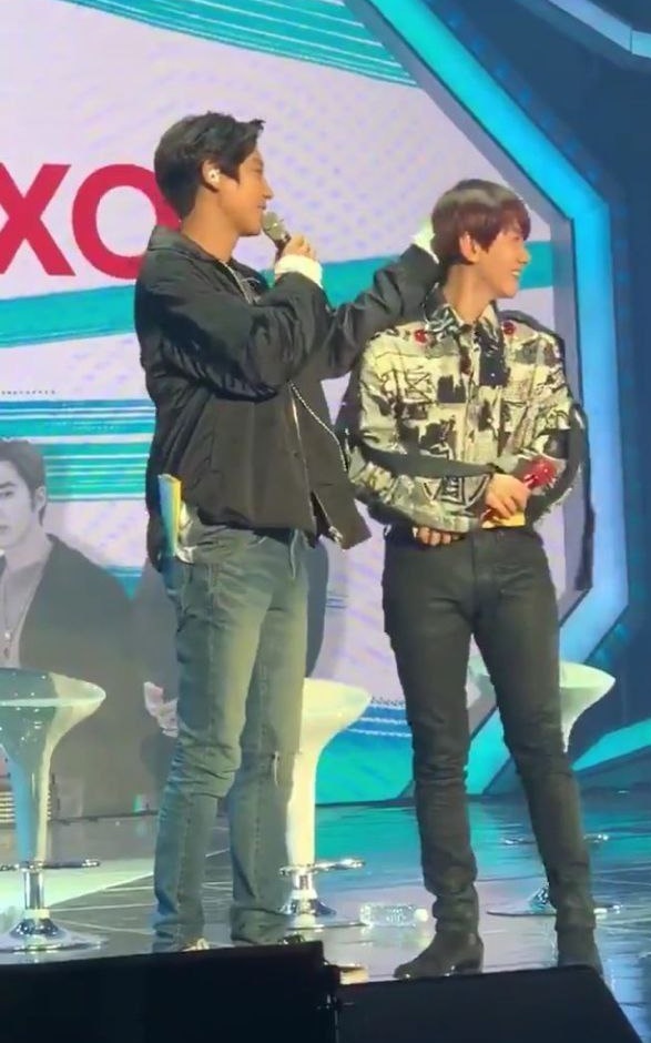 Happy 2k followers!thank y'all,I want to leave you alone with this ChanBeak❤️